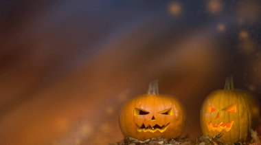 Halloween Pumpkins üzerinde ahşap içinde A korkunç orman gece, korkunç ışık arka plan ile