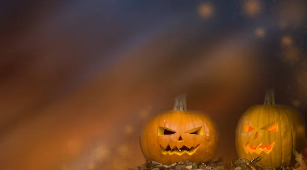 Halloween sütőtök a fa, egy kísérteties erdő At Night, ijesztő világos háttérrel — Stock Fotó