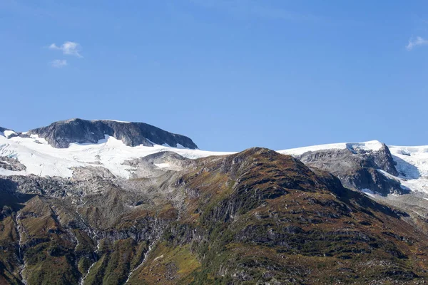 Fechar-se de belos picos nevados de montanha. Viagem de inverno férias natureza fundo. Montanhas e céu azul. Paisagem de neve, paisagem montanhosa, outono — Fotografia de Stock