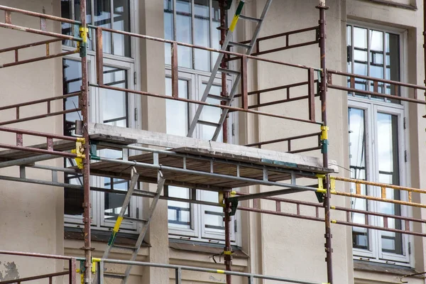 Edifício alto em construção com andaimes closeup — Fotografia de Stock