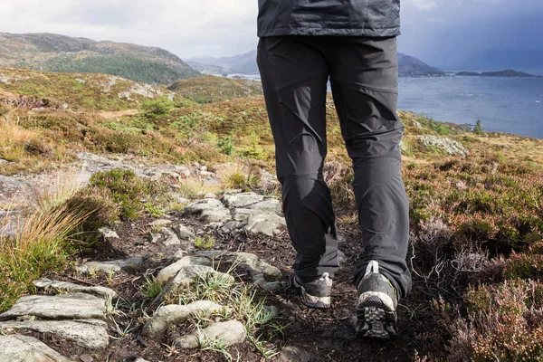 Vandrare ben i trekking stövlar i bergen, resor i Norge landskap — Stockfoto