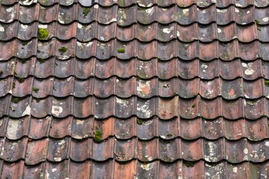 Eski ve harap çatı kiremit yakın çekim. Doku ile eski kiremit çatı.