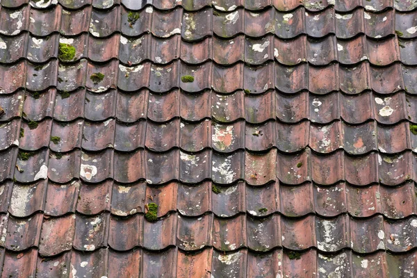 Gamla och förstörda takpannor närbild. Strukturen på ett tak med gamla takpannor. — Stockfoto