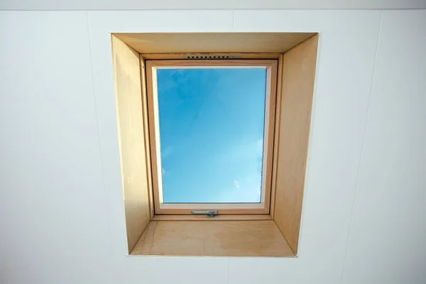 住宅的阁楼天窗, 室内拍摄 — 图库照片