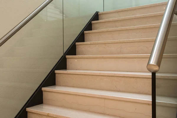 Cierre y detalles de barandilla y escaleras de un edificio moderno — Foto de Stock