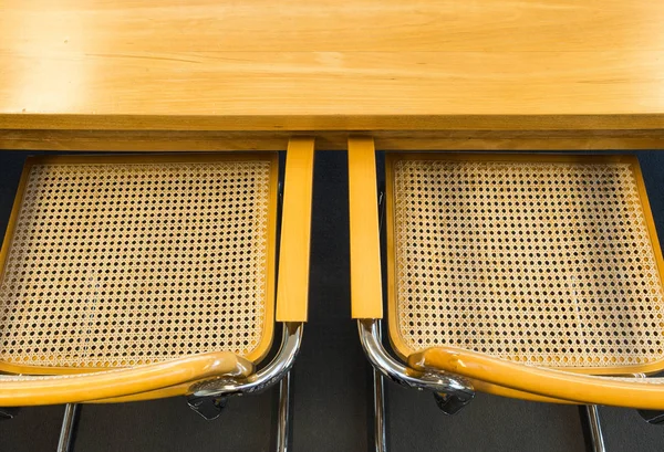Nahaufnahme von Tisch mit Sesseln im modernen Sitzungssaal — Stockfoto