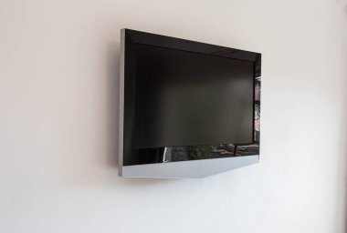 Led tv televizyon ekran mockup sahte kadar siyah, beyaz duvar arka plan üzerinde boş