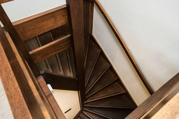 Escaleras modernas de madera de roble marrón en el interior de la nueva casa renovada —  Fotos de Stock