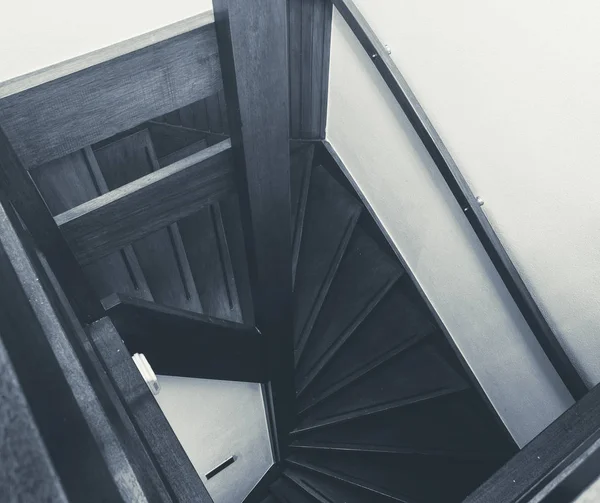 Escaliers en bois dans une maison moderne, Nouveau et propre noir et blanc close-up — Photo