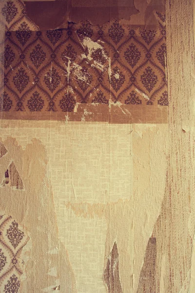Fondo de pared de habitación envejecida con papel pintado vintage desgarrado, textura de fondo antiguo — Foto de Stock