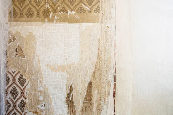 Fundo da parede da sala envelhecida com rasgado papel de parede vintage, textura de fundo antigo — Fotografia de Stock