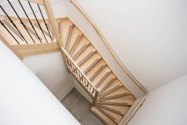 eğri açılış duvar bir evde ile lüks modern ahşap merdiven
