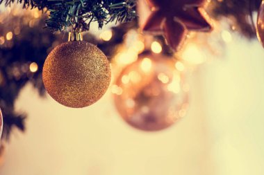 Süslenen Noel ağacı üzerinde bulanık, köpüklü ve peri arka plan, Noel dekorasyonu topları