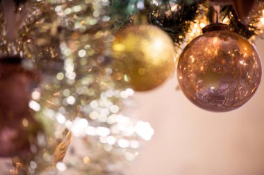 Süslenen Noel ağacı üzerinde bulanık, köpüklü ve peri arka plan, Noel dekorasyonu topları