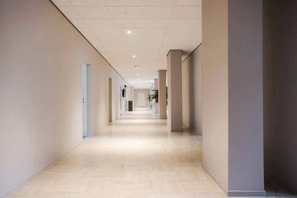 Pasillo de oficina largo diseño moderno, interior vacío y limpio — Foto de Stock
