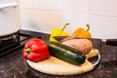 Mutfak, mutfak tezgahı üzerinde sağlıklı gıda taze sebze