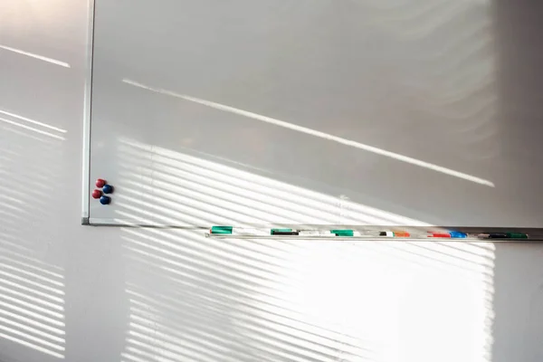 Lege whiteboard met markeerstiften en magneten. Zakelijke presentatie kantoor wit bord. schoon met gekleurde markeringen in zonlicht — Stockfoto