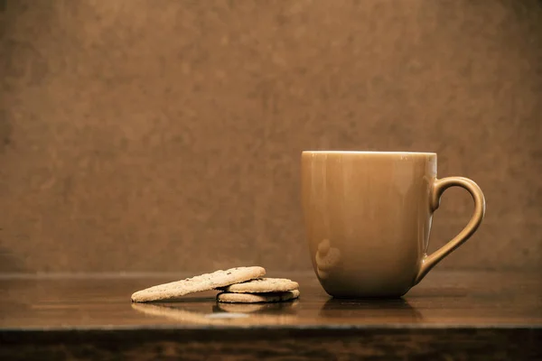 Xícara de café cappuccino na mesa escura com biscoitos, marrom colorido e limpo — Fotografia de Stock