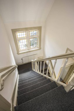 Merdiven ofis koridorunda boş ve temiz