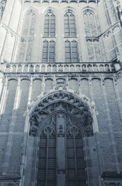 bir kule ve saat yakın çekim siyah ve beyaz ile büyük bir kilise önden görünümü