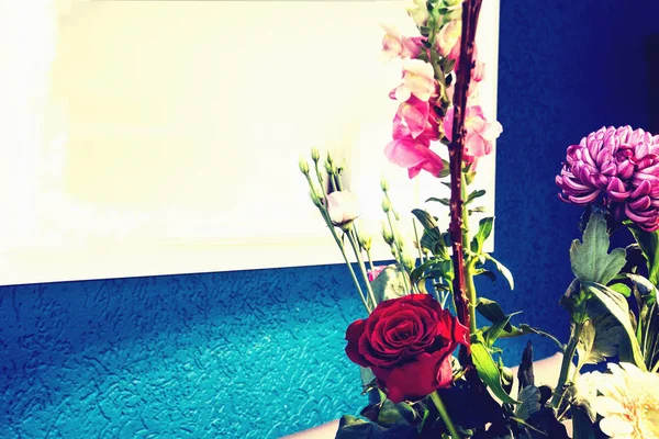 Ramo de flores en un jarrón con una pared azul, estilo vintage con espacio para el texto —  Fotos de Stock
