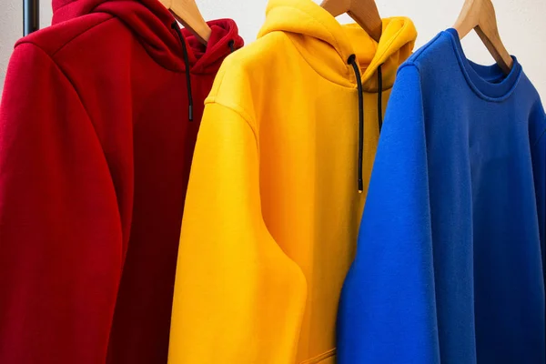 Hoodies coloridos em cabides close-up design moderno — Fotografia de Stock