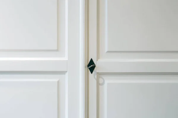 Vit garderob dörrar trä närbild modern design — Stockfoto