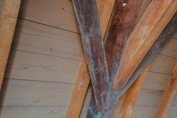 Vista interior de uma estrutura de telhado de madeira, textura de madeira close-up — Fotografia de Stock