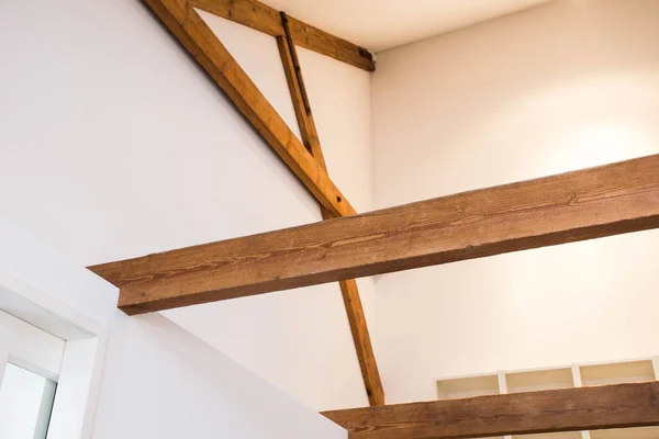 Rancangan kayu. Balok kayu di langit-langit sebagai elemen desain. Interior modern . — Stok Foto
