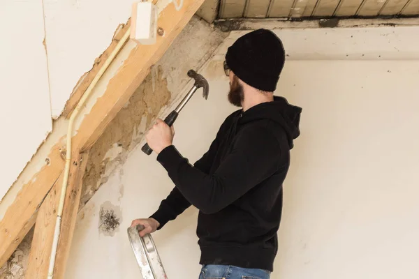 Handyman Berdiri Atas Tangga Dan Merenovasi Rumah Menggunakan Alat Alat — Stok Foto