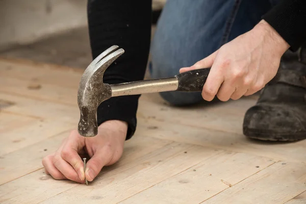 Pria Menggunakan palu dan paku pada kayu, konsep renovasi — Stok Foto