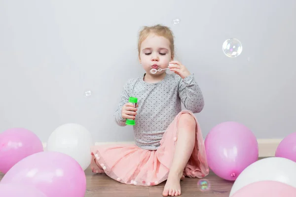 Hermosa Niña Rubia Tiene Feliz Diversión Carita Sonriente Alegre Vestido —  Fotos de Stock