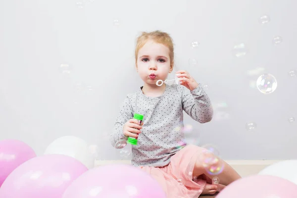 Linda Menina Loira Tem Divertido Feliz Alegre Sorriso Rosto Vestido — Fotografia de Stock