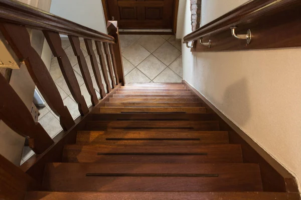 Сучасні коричневі дубові дерев'яні сходи, вид зверху, класичний домашній стиль — стокове фото