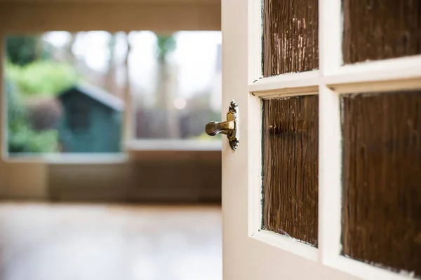 Door knob close-up to the livingroom, home concept — Stock Photo, Image