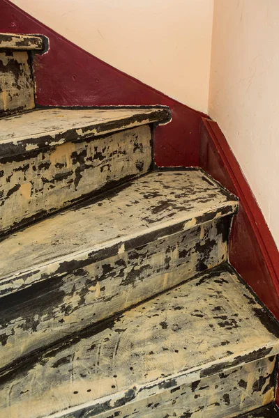 Close-up escaleras necesita renovación, la construcción de viviendas nueva casa — Foto de Stock