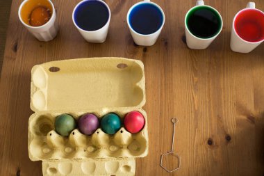 Renkli Paskalya yumurtaları. Boyama. Paskalya, resim yumurta hazırlanması