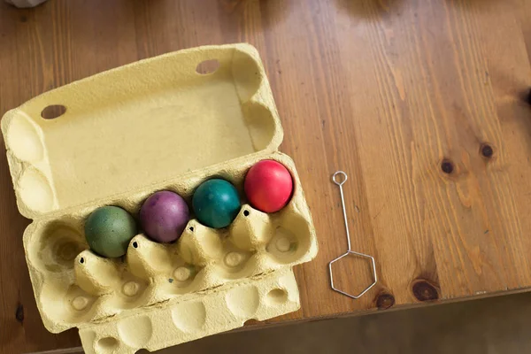 Красочные пасхальные яйца. Раскрашиваю. Подготовка к Пасхе, покраска яиц — стоковое фото