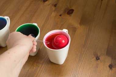 Renkli Paskalya yumurtaları. Boyama. Paskalya, resim yumurta hazırlanması