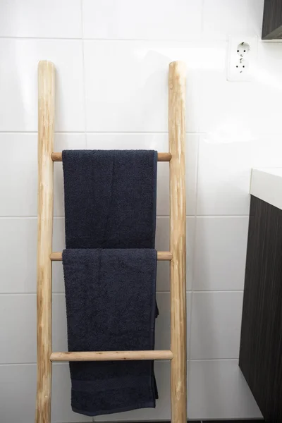 木製タオル ハンガーはしごバスルーム清潔なタオル — ストック写真