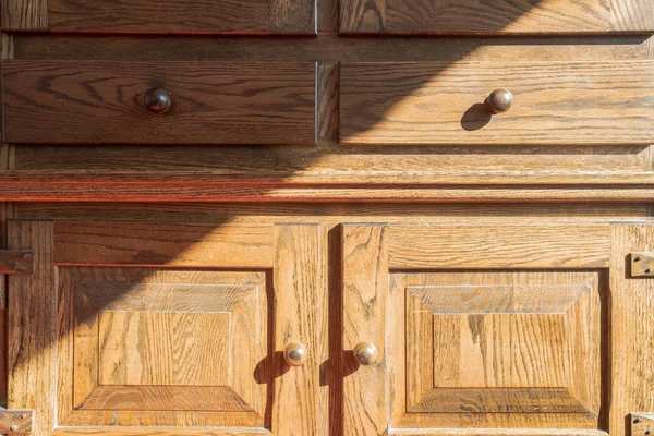 Крупный план старинного деревянного шкафа, старый коричневый антиквариат с тенями — стоковое фото