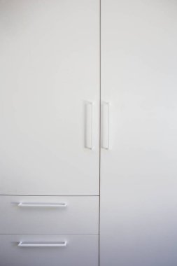 Beyaz closet kapılar ahşap closeup, modern tasarım