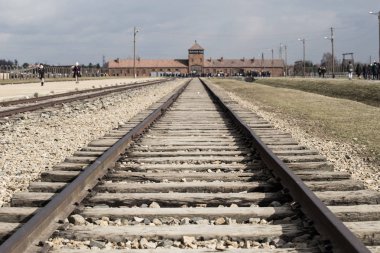 Auschwitz Birkenau KZ Polonya 'da toplama kampına demiryolu girişi 12 Mart, 2019