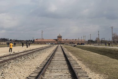 Auschwitz Birkenau KZ Polonya 'da toplama kampına demiryolu girişi 12 Mart, 2019