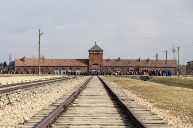 Auschwitz Birkenau KZ Polonya 'da toplama kampına demiryolu girişi 12 Mart, 2019
