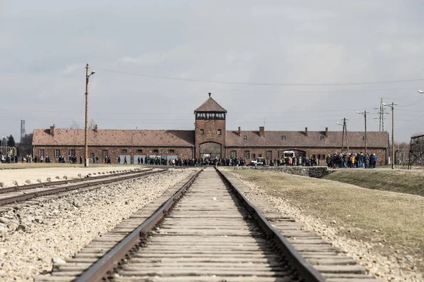 アウシュビッツ・ビルケナウ Kz ポーランドの強制収容所への鉄道入口3月12日、2019 — ストック写真