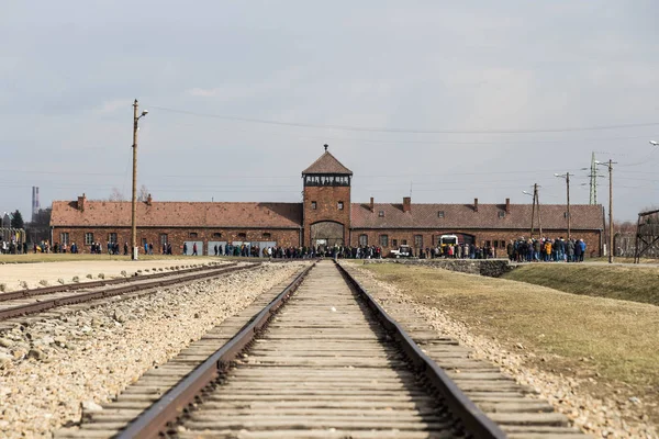 アウシュビッツ・ビルケナウ Kz ポーランドの強制収容所への鉄道入口3月12日、2019 — ストック写真