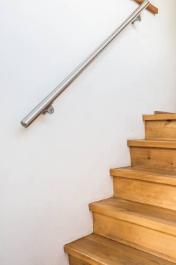 Ahşap merdiven ve bir evde korkuluk kapalı, modern bir evin detayları