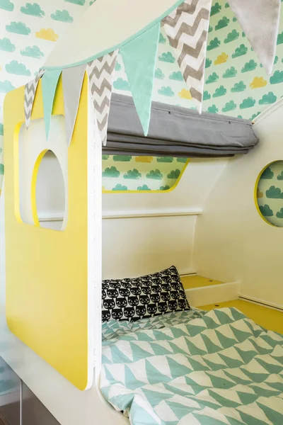 Interior del dormitorio colorido para un niño, primer plano de la cama de los niños varios colores género neutral —  Fotos de Stock