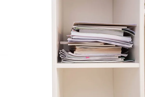 Tumpukan dokumen pada rak kayu menumpuk tinggi menunggu untuk dikelola, closeup lemari — Stok Foto